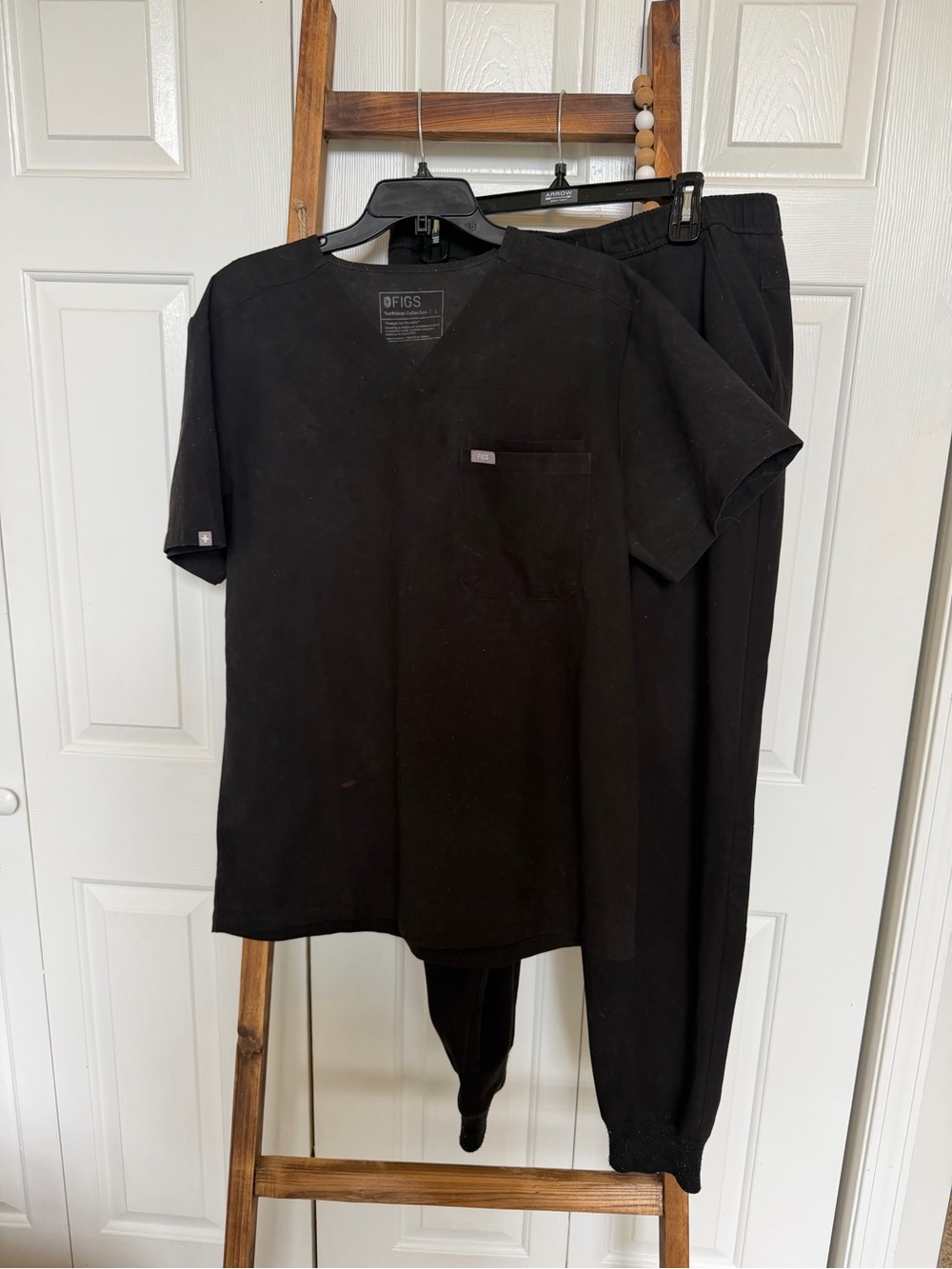 Figs Men’s Black scrub set. Joggers. Large